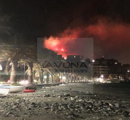 Un grosso incendio colpisce Cogoleto: autostrada chiusa tra Savona e Arenzano in entrambe le direzioni (Foto e Video)