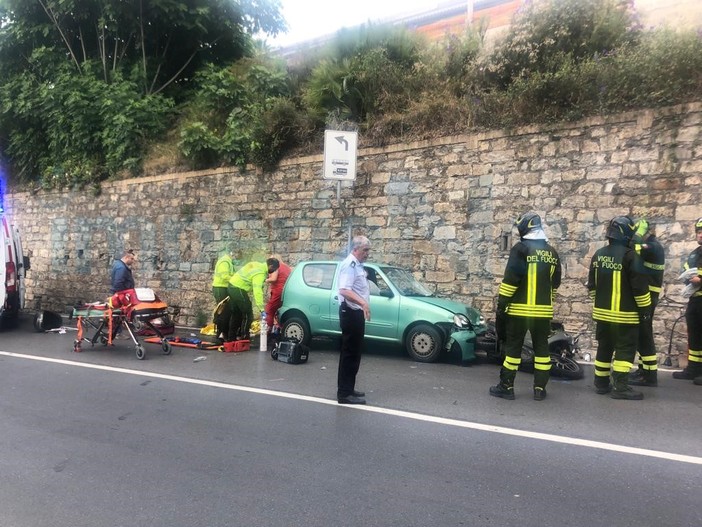 Imperia: scontro auto-scooter in via San Lazzaro, 80enne trasportato in elicottero (Foto) Imperia: scontro auto-scooter in via San Lazzaro, 80enne trasportato in elicottero (Foto)