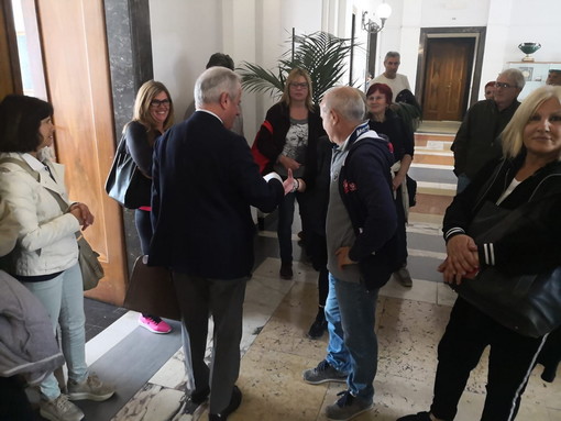 Imperia: mercato in via Martiri, confronto tra il Sindaco e gli ambulanti. Ipotesi spostamento in piazza Roma (Foto e Video) Imperia: mercato in via Martiri, confronto tra il Sindaco e gli ambulanti. Ipotesi spostamento in piazza Roma (Foto e Video)