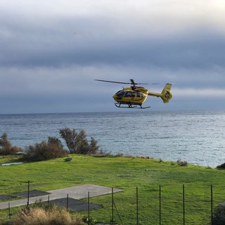 Sanremo: cade sugli scogli del porto picchiando la testa, trasportato in elicottero al 'Santa Corona' Sanremo: cade sugli scogli del porto picchiando la testa, trasportato in elicottero al 'Santa Corona'