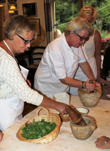 La chef Terry Prada domani a Sanremo in piazza Borea d'Olmo svelerà i segreti del pesto fatto al mortaio
