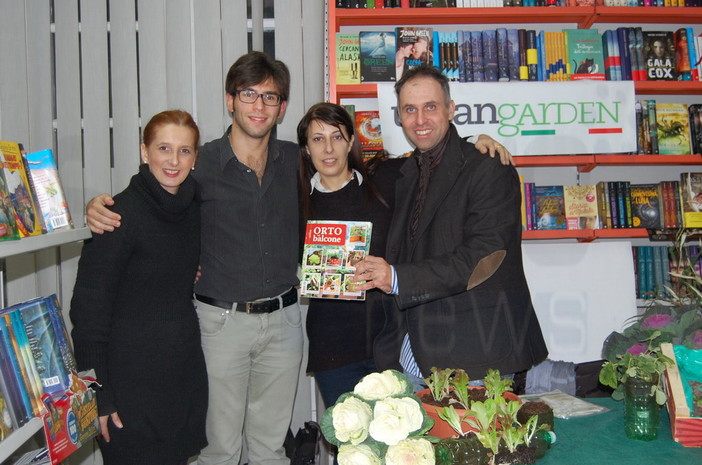 Bordighera: ottimo successo di partecipanti alla presentazione del manuale 'Orto sul Balcone' Bordighera: ottimo successo di partecipanti alla presentazione del manuale 'Orto sul Balcone'