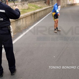 Sanremo: investe due ciclisti con l'auto e fugge via, i presenti vedono il numero di targa e viene scoperto poco dopo