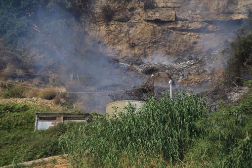 Serie di incendi di sterpaglie nel primo pomeriggio ad Imperia, Dolcedo e Pompeiana: intervento dei Vvf e Protezione Civile