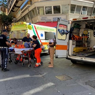 Ventimiglia: incidente stradale in via Roma, donna investita sulle strisce ed intervento del 118 (Foto)