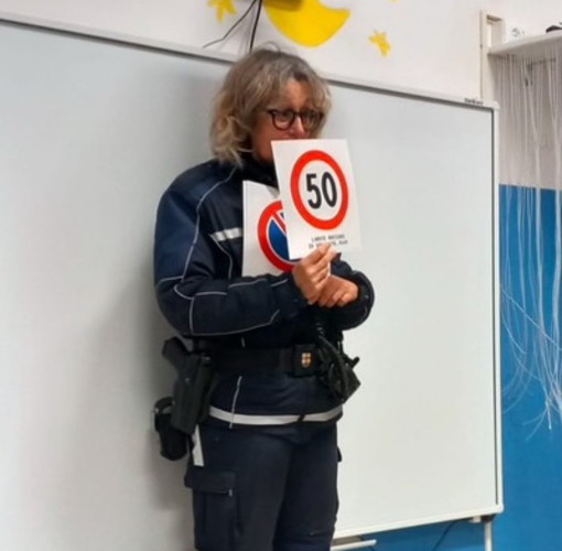 Taggia: i bambini della scuola dell’infanzia ‘Regina Margherita’ imparano l’educazione stradale Taggia: i bambini della scuola dell’infanzia ‘Regina Margherita’ imparano l’educazione stradale