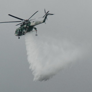 Villa Faraldi: in arrivo due elicotteri per spegnere l'incendio che si è esteso anche al savonese Villa Faraldi: in arrivo due elicotteri per spegnere l'incendio che si è esteso anche al savonese