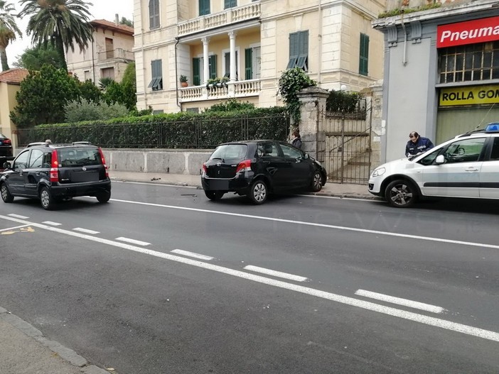 Imperia: incidente tra 3 auto in corso Garibaldi, nessun ferito grave ma traffico impazzito questa mattina (Foto) Imperia: incidente tra 3 auto in corso Garibaldi, nessun ferito grave ma traffico impazzito questa mattina (Foto)