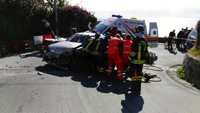 Sanremo: incidente in via Val d'Olivi, 76enne incastrata tra le lamiere in gravi condizioni. Intervento del Vigili di Fuoco e 118 (foto) Sanremo: incidente in via Val d'Olivi, 76enne incastrata tra le lamiere in gravi condizioni. Intervento del Vigili di Fuoco e 118 (foto)