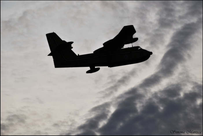 Spento anche grazie ad un elicottero ed al canadair l'incendio di sterpaglie a Pontedassio Spento anche grazie ad un elicottero ed al canadair l'incendio di sterpaglie a Pontedassio