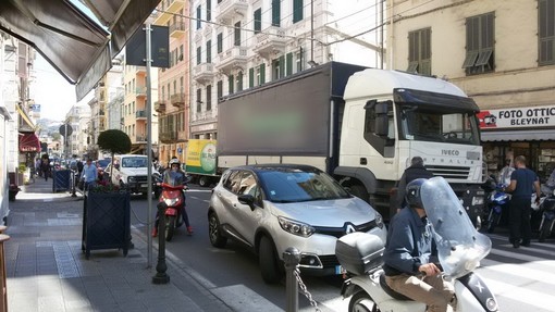 Sanremo: piccolo tamponamento in via Roma, automobilista "Non mi muovo" e scoppia il caos