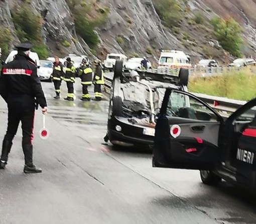 Auto si ribalta in serata tra Isolabona e Dolceacqua, il bilancio è di un ferito (Foto) Auto si ribalta in serata tra Isolabona e Dolceacqua, il bilancio è di un ferito (Foto)