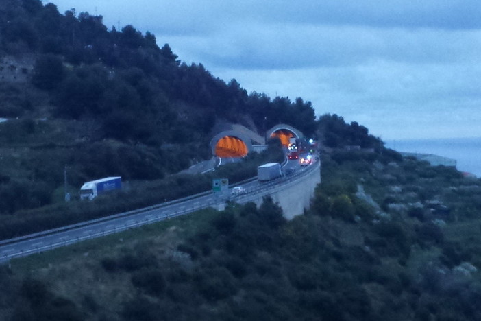 Bordighera: riaperta da poco l'autostrada A10 Genova-Ventimiglia dopo l'incendio di oggi al semirimorchi bulgaro Bordighera: riaperta da poco l'autostrada A10 Genova-Ventimiglia dopo l'incendio di oggi al semirimorchi bulgaro