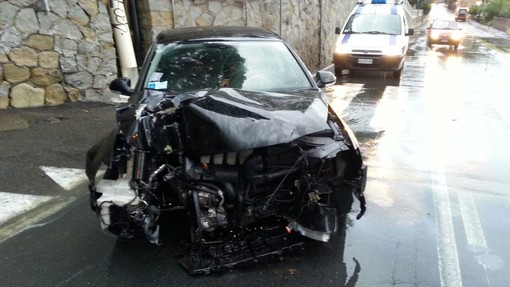 Finisce con la macchina contro il palo del semaforo, grave incidente in mattinata in Corso Marconi Finisce con la macchina contro il palo del semaforo, grave incidente in mattinata in Corso Marconi