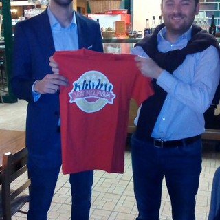 Ventimiglia: simbolico ‘passaggio di t-shirt’ per il rinnovo del direttivo di ‘Ventimiglia Viva’ Ventimiglia: simbolico ‘passaggio di t-shirt’ per il rinnovo del direttivo di ‘Ventimiglia Viva’