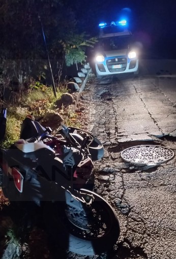 Sanremo: cade in strada Senatore E. Marsaglia, centauro soccorso dal 118 e dalla Polizia Provinciale (Foto)