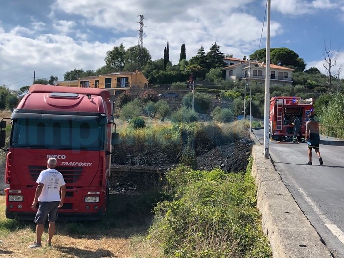 Diano Marina: incendio di sterpaglie sfiora i camion del Luna Park, intervento dei Vigili del Fuoco (Foto)