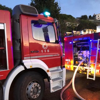 Ranzo: incendio a Costa Bacelega. Stalla distrutta dalle fiamme, illesi animali e persone Ranzo: incendio a Costa Bacelega. Stalla distrutta dalle fiamme, illesi animali e persone