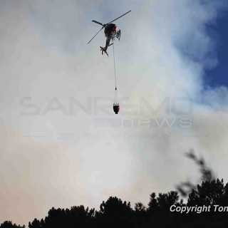 Incendio a Ceriana: in atto le operazioni di bonifica, le ultime fiamme sono state spente dall’elicottero Incendio a Ceriana: in atto le operazioni di bonifica, le ultime fiamme sono state spente dall’elicottero