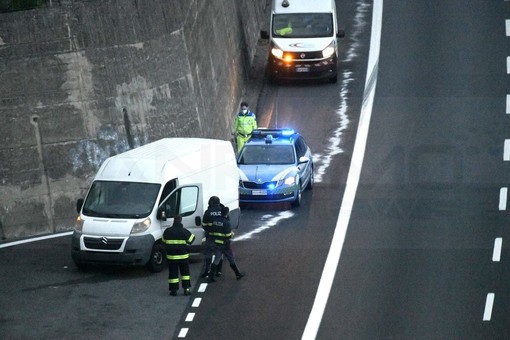 Sanremo: fumo dal motore di un furgone, danni limitati e nessun ferito sull'Autostrada dei Fiori (Foto) Sanremo: fumo dal motore di un furgone, danni limitati e nessun ferito sull'Autostrada dei Fiori (Foto)
