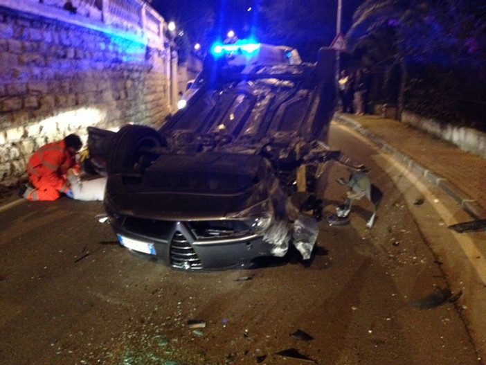Sanremo: un'auto si capotta in corso Inglesi, due persone ferite. L'incidente ieri poco prima di mezzanotte Sanremo: un'auto si capotta in corso Inglesi, due persone ferite. L'incidente ieri poco prima di mezzanotte