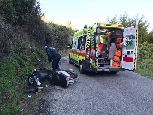 Ventimiglia: scontro auto-scooter in località Sealza, 50enne norvegese leggermente ferito (Foto) Ventimiglia: scontro auto-scooter in località Sealza, 50enne norvegese leggermente ferito (Foto)
