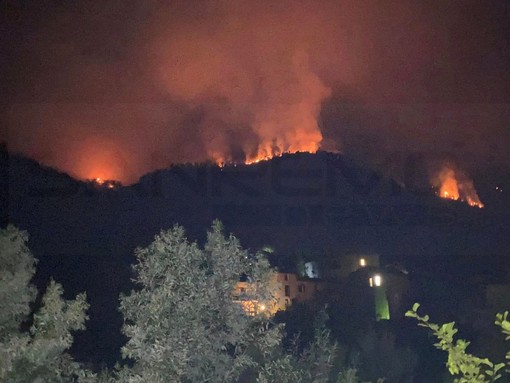 Spento l'incendio boschivo di Montalto Carpasio prosegue quello del monte Faudo, in arrivo i mezzi aerei