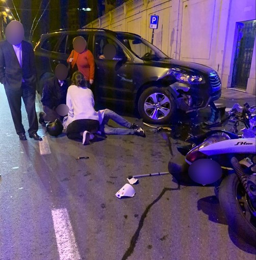 Sanremo: moto si schianta contro un'auto sull'Imperatrice, un uomo trasportato in ospedale (Foto e Video)