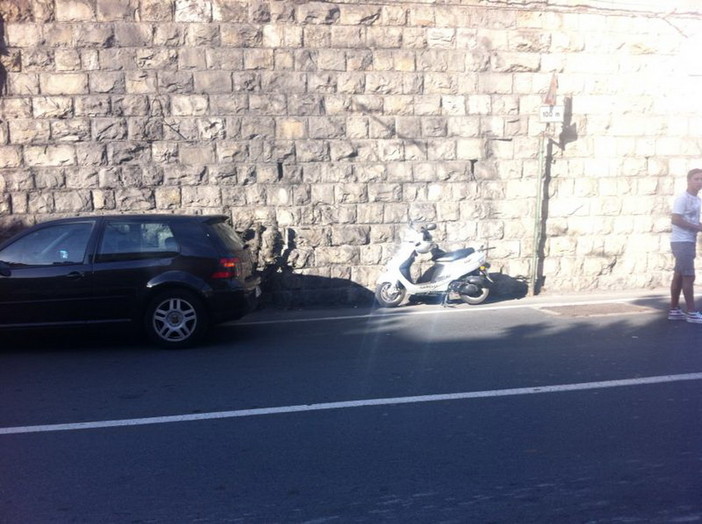 Ventimiglia: scontro tra uno scooter ed un'auto in corso Genova, lievi ferite per una donna Ventimiglia: scontro tra uno scooter ed un'auto in corso Genova, lievi ferite per una donna