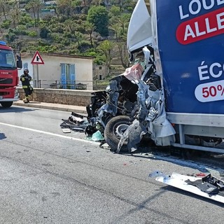 Bordighera: incidente sull'Aurelia in Arziglia, ecco il video dello schianto tra furgone e bus