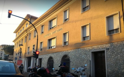 Vallecrosia: scuola Sant’Anna, cresce la protesta dei genitori “Chiediamo che vengano conclusi i cicli scolastici, non gestiscono un ristorante, hanno delle responsabilità nei confronti degli alunni” Vallecrosia: scuola Sant’Anna, cresce la protesta dei genitori “Chiediamo che vengano conclusi i cicli scolastici, non gestiscono un ristorante, hanno delle responsabilità nei confronti degli alunni”
