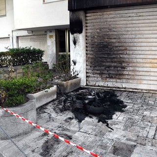 Sanremo: a fuoco uno scooter stamane alle 6 in via Padre Semeria, intervento dei Vigili del Fuoco (Foto)