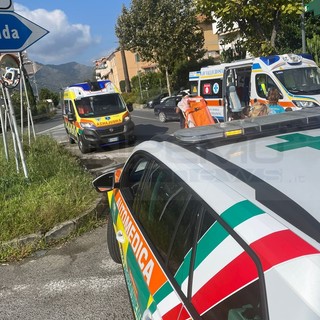Ventimiglia: con lo scooter contro un furgone a Roverino, marito e moglie portati in ospedale (Foto) Ventimiglia: con lo scooter contro un furgone a Roverino, marito e moglie portati in ospedale (Foto)
