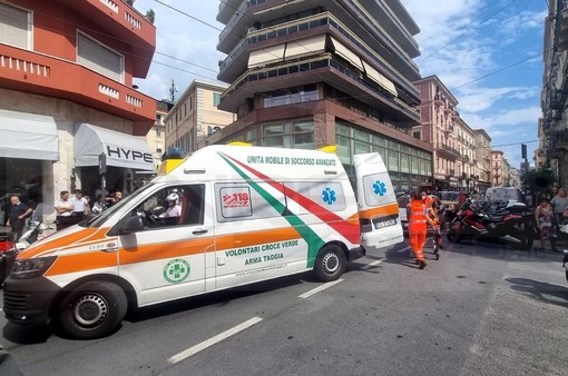 Sanremo: in auto 'centra' due ragazze sullo scooter in via Roma, traffico in tilt nel centro (Foto) Sanremo: in auto 'centra' due ragazze sullo scooter in via Roma, traffico in tilt nel centro (Foto)
