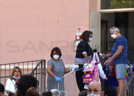 Primo giorno di scuola senza particolari criticità in provincia: a Ventimiglia una corda per il distanziamento sociale (Foto) Primo giorno di scuola senza particolari criticità in provincia: a Ventimiglia una corda per il distanziamento sociale (Foto)