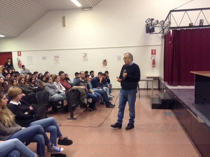 Ventimiglia: il Liceo Aprosio ha incontrato stamani Giovanni Impastato in Liguria per la 'Settimana della legalità' Ventimiglia: il Liceo Aprosio ha incontrato stamani Giovanni Impastato in Liguria per la 'Settimana della legalità'