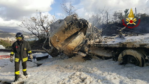 Camion si scontra contro un'auto e prende fuoco: chiuso il tratto sulla A10 tra Varazze e Arenzano (Foto)
