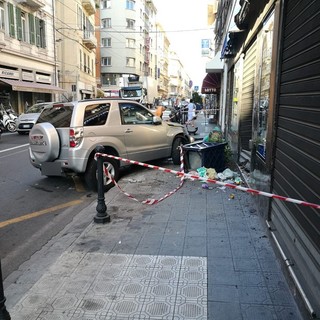 Sanremo: perde il controllo dell'auto e finisce contro la serranda di una libreria in via Roma (Foto)