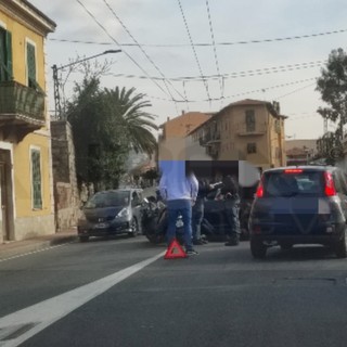 Ventimiglia: scontro auto-moto in corso Genova vicino all'Agip, centauro portato in ospedale (Foto)