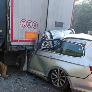 Schianto sulla A10: auto rimane incastrata sotto a un tir, morto il conducente. Autostrada chiusa ad Arenzano Schianto sulla A10: auto rimane incastrata sotto a un tir, morto il conducente. Autostrada chiusa ad Arenzano