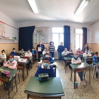 Ventimiglia: gli studenti della Prima di via Veneto disegnano la nuova passerella 'Squarciafichi' (Foto)