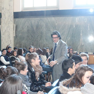 Imperia: un gruppo di studenti francesi a lezione di storia dal Sindaco Paolo Strescino