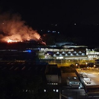 Sanremo: incendio di sterpaglie nella notte in valle Armea, fiamme vicino all'outlet e alle case
