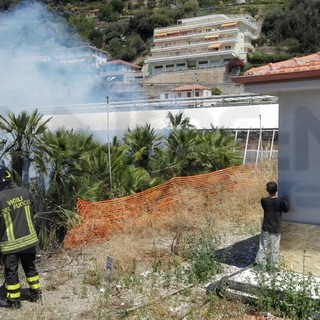 Arma di Taggia: piccolo incendio di sterpaglie in regione Prati Pescine, intervento dei Vigili del Fuoco