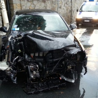 Finisce con la macchina contro il palo del semaforo, grave incidente in mattinata in Corso Marconi Finisce con la macchina contro il palo del semaforo, grave incidente in mattinata in Corso Marconi