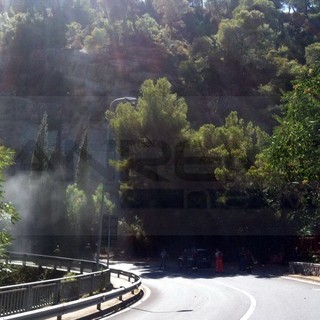 Ventimiglia: nuovo incendio in località La Mortola, intervento in atto e strada verso la Francia chiusa Ventimiglia: nuovo incendio in località La Mortola, intervento in atto e strada verso la Francia chiusa