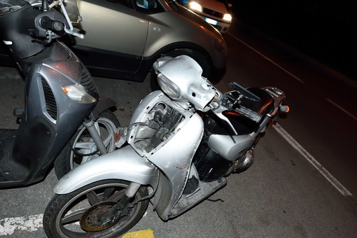 Sanremo: cade con lo scooter finendo contro un'auto in manovra in strada Solaro, giovane portato in ospedale