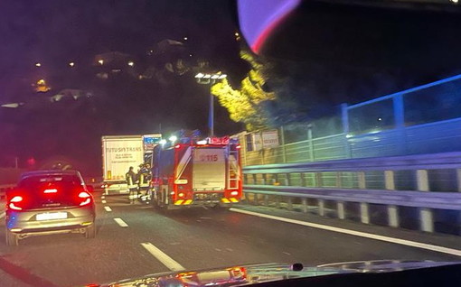 Imperia: scontro tra un'auto e un Tir sull'autostrada, due lievi feriti e traffico rallentato