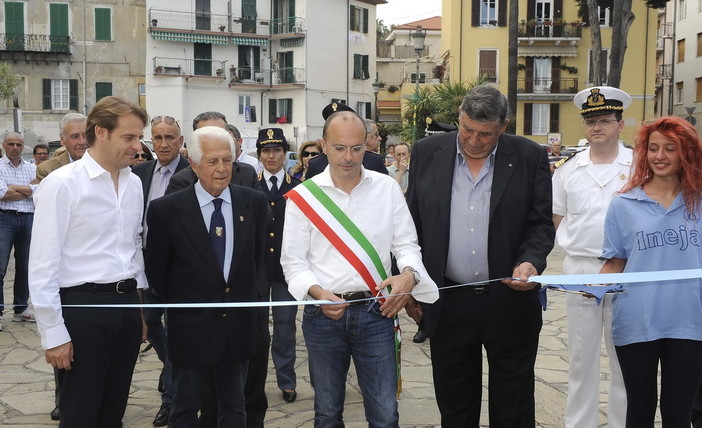 Imperia: il neo Sindaco Carlo Capacci ha inaugurato questo pomeriggio la Festa di San Giovanni Imperia: il neo Sindaco Carlo Capacci ha inaugurato questo pomeriggio la Festa di San Giovanni
