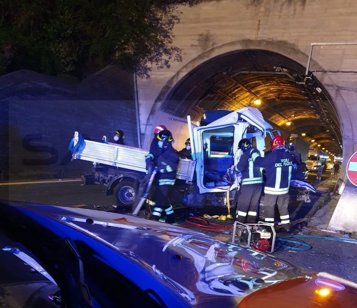 Ventimiglia: un morto e due feriti nel grave incidente avvenuto sulla A10 tra il confine e la barriera (Foto)